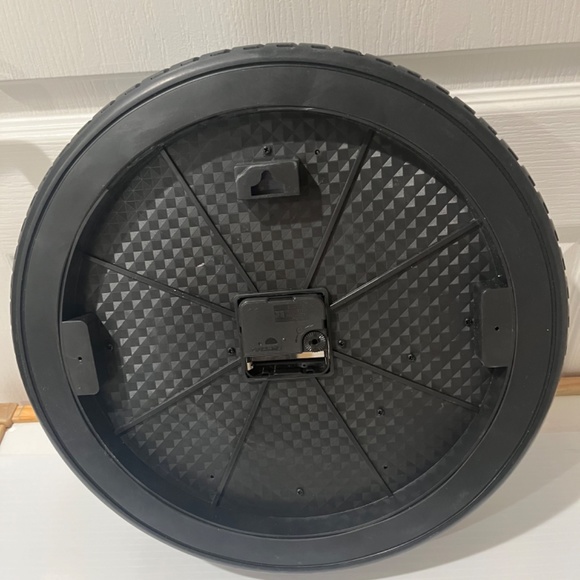 Tire clock - Picture 2 of 4